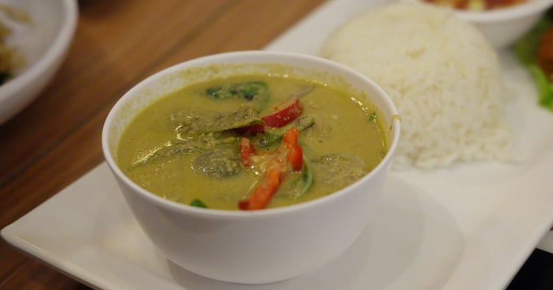 Recette de curry de poulet thaï au lait de coco crémeux et facile