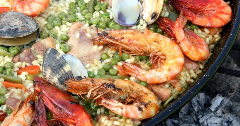Paella valencienne ou paella de marisco : la vraie différence