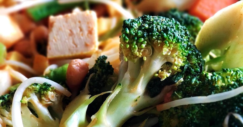 Poêlée de tofu mariné aux légumes asiatiques : recette express et savoureuse